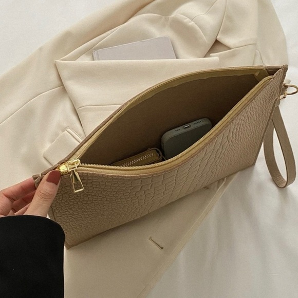 Crocodile embossed square clutch - Picture 3 of 4